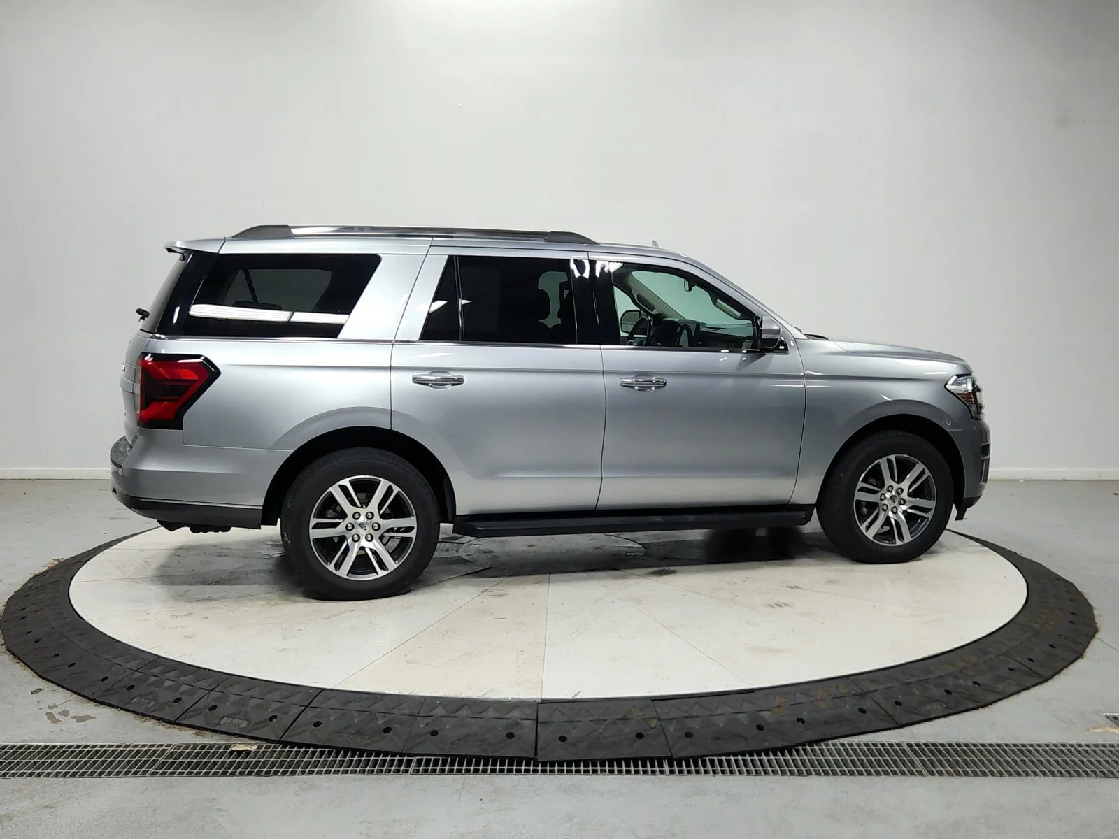 Used 2024 Silver Ford Limited image 9
