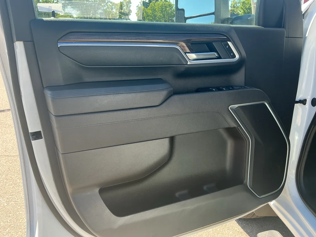 Used 2025 SUMMIT WHITE Chevrolet LT image 10