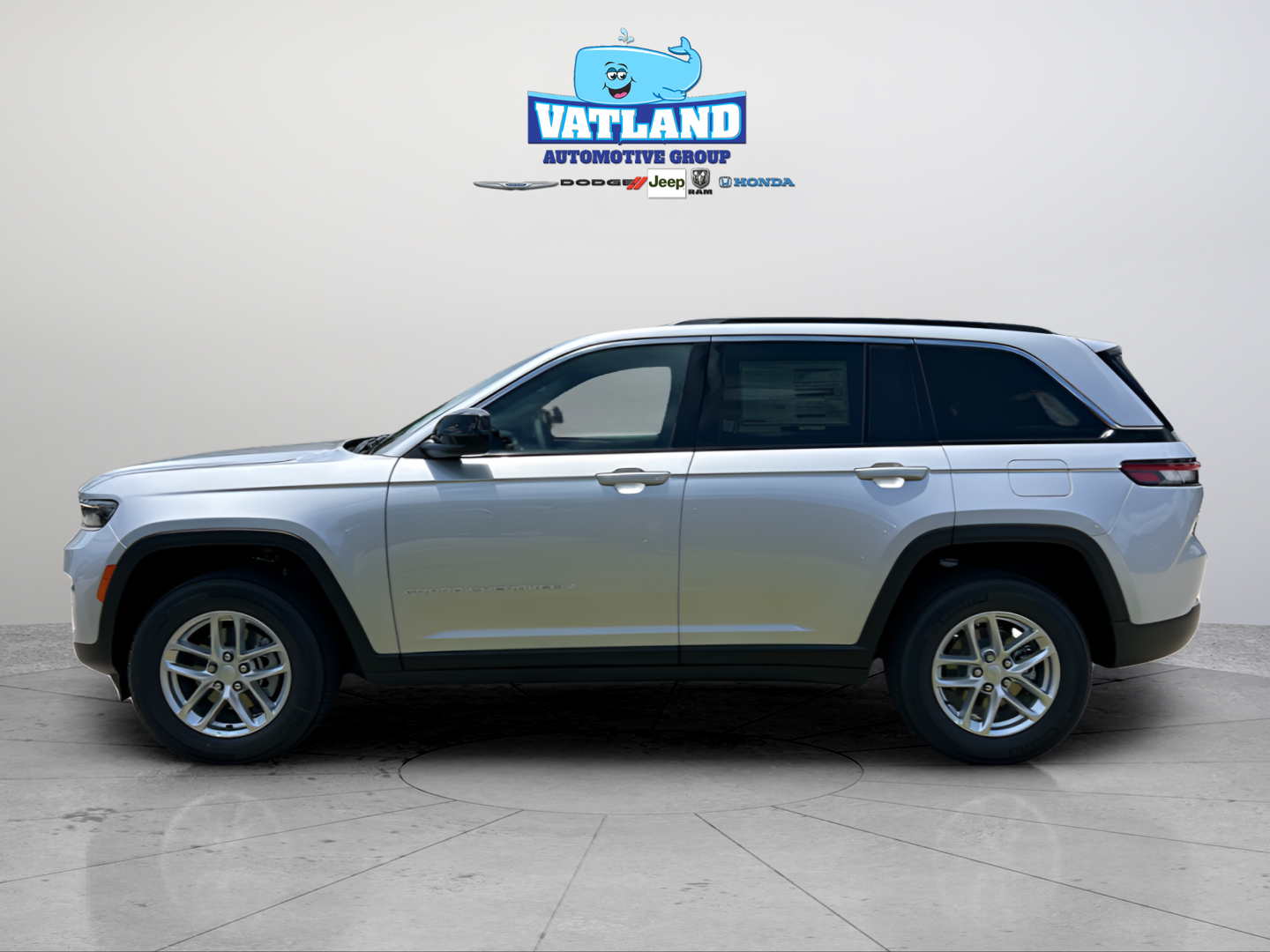 New 2026 Silver Zynith Exterior Paint Jeep Laredo image 2