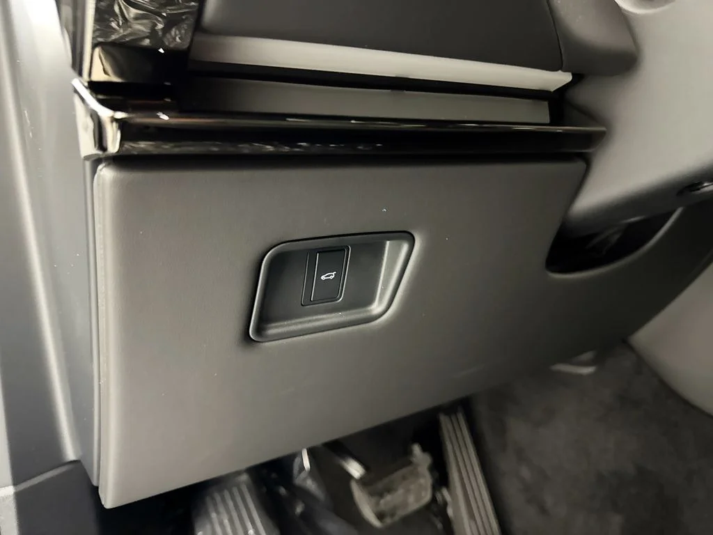 New 2026 Borasco Grey Land Rover SE image 10