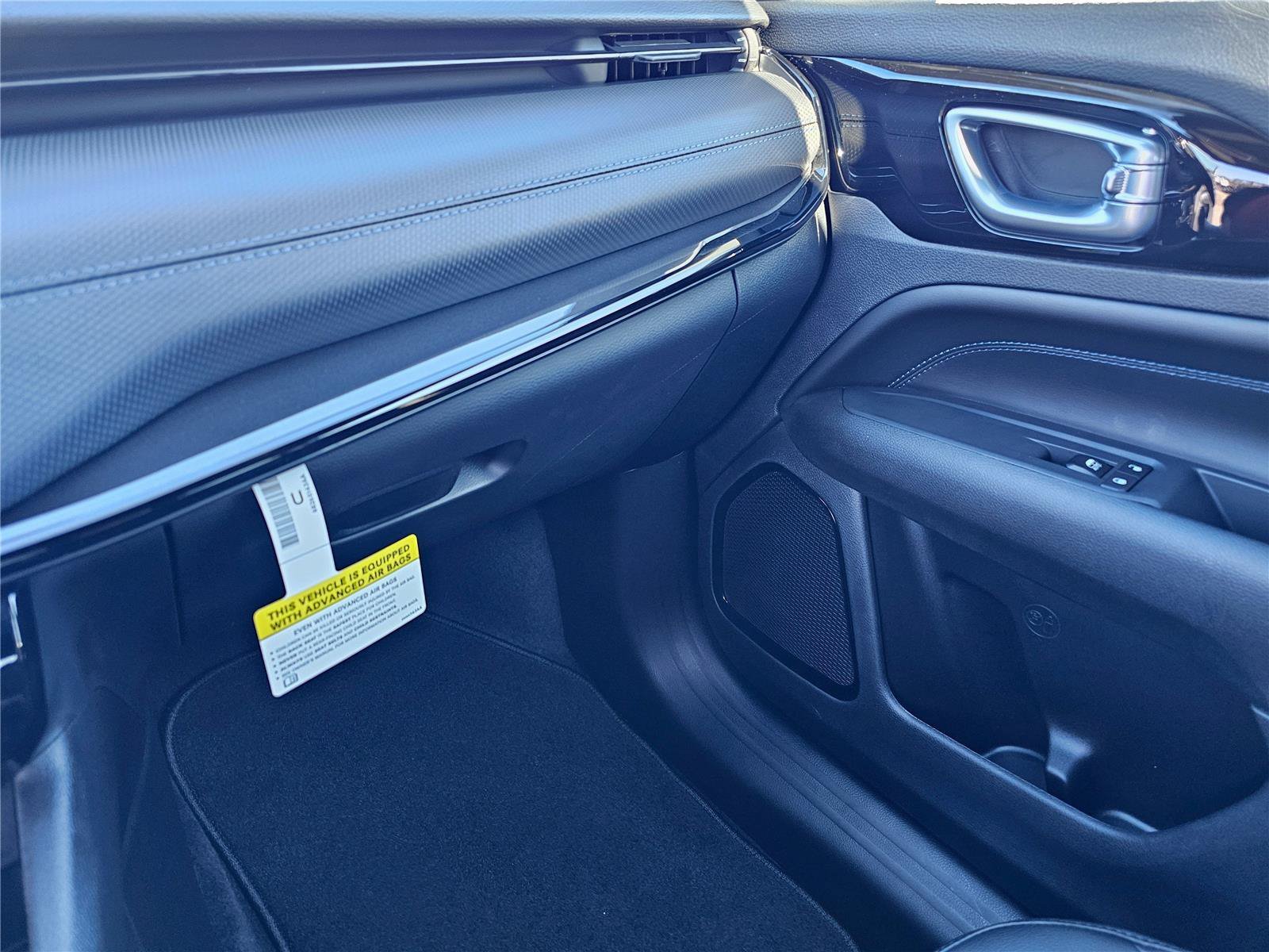 New 2026 Bright White Clearcoat Jeep Latitude Altitude image 26