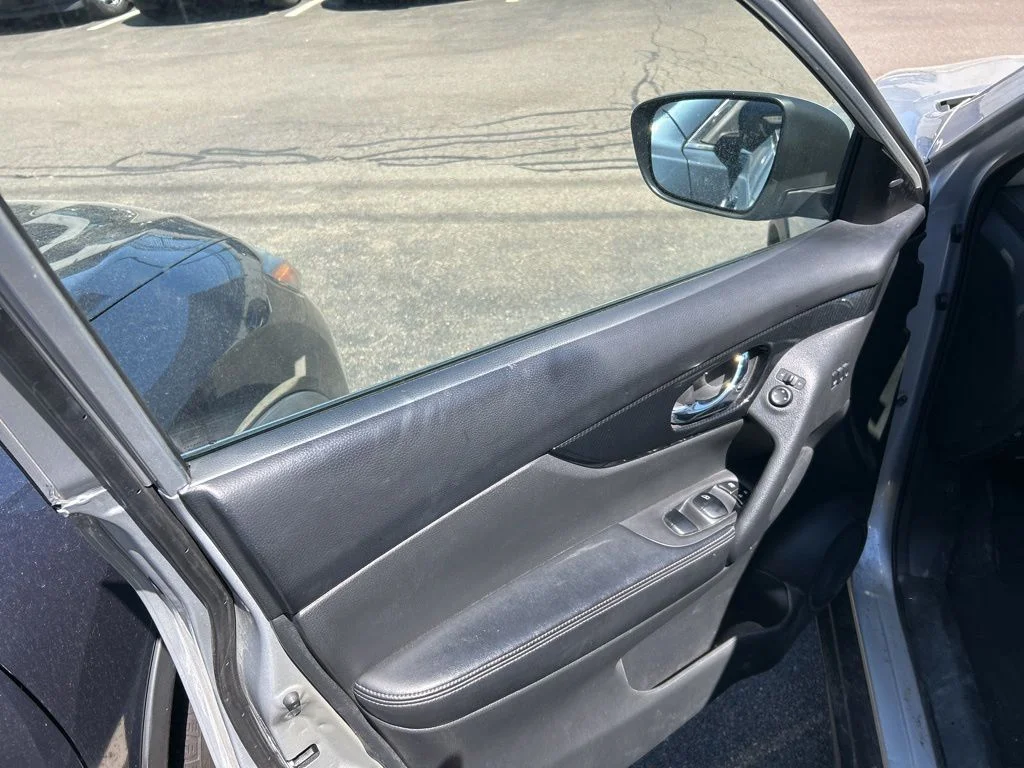Used 2019 Silver Nissan SL image 14