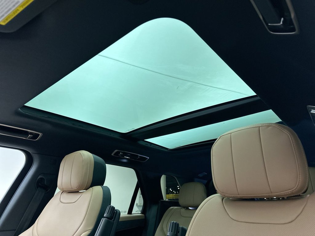 New 2027 Santorini Black Land Rover Dynamic SE image 11