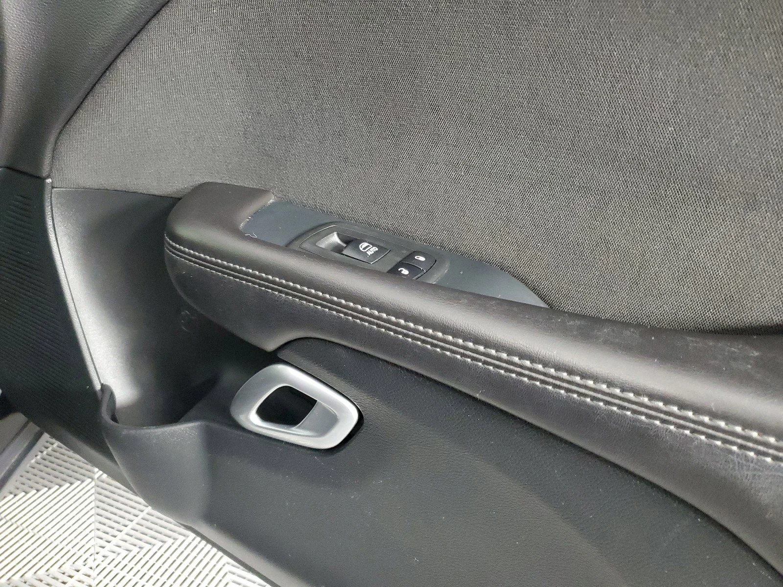 Used 2018 Pitch Black Clearcoat Dodge SXT image 10
