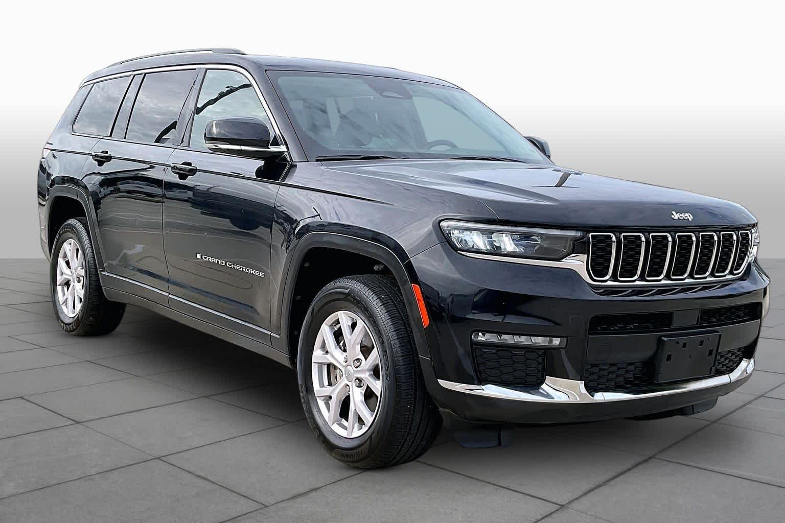 Used 2022 Diamond Black Crystal Pearlcoat Jeep Limited image 3