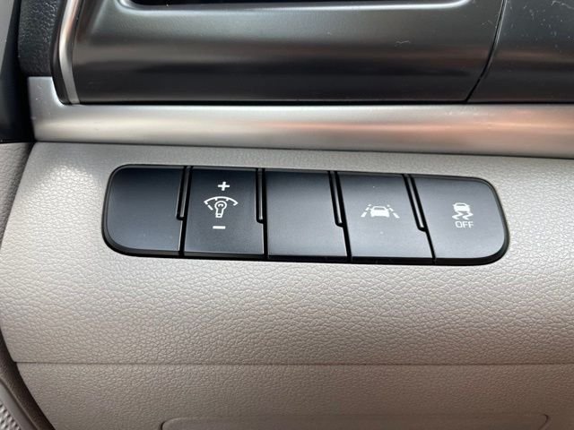 Used 2020 Phantom Black Hyundai SE image 16