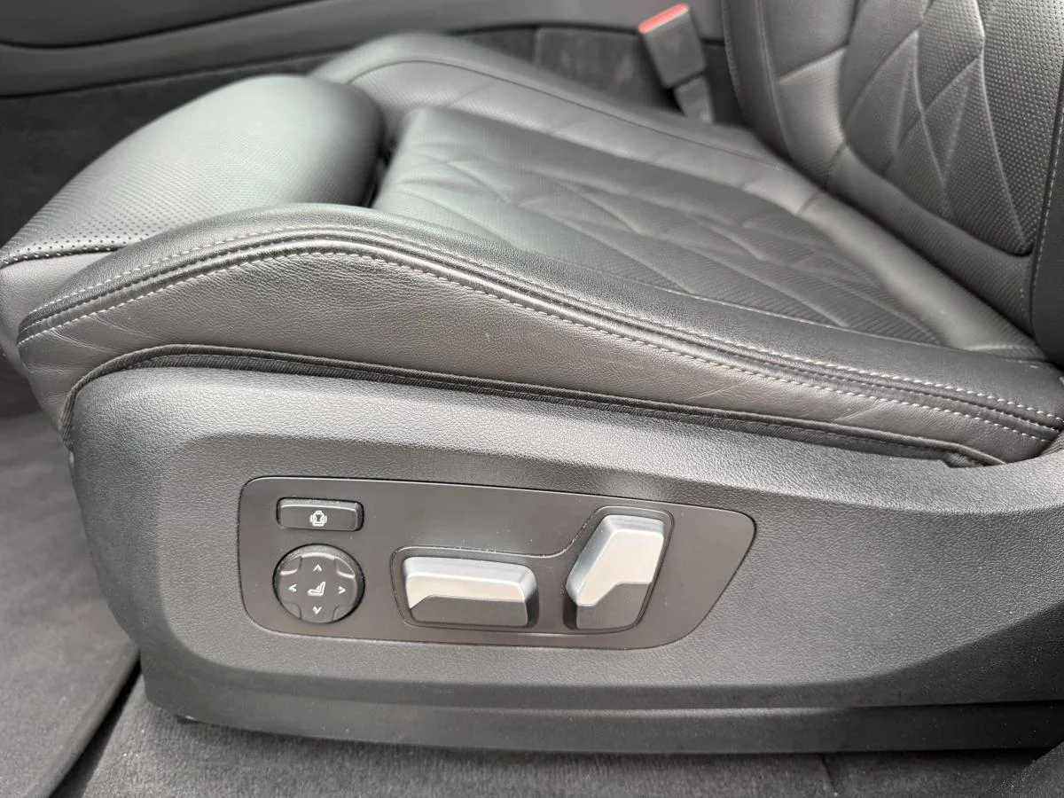 Used 2024 White BMW xDrive40i Sports Activity Vehicle image 17