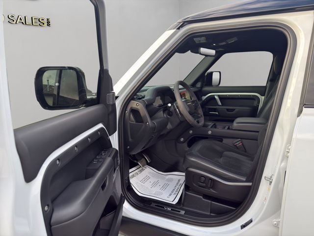 Used 2023 White Land Rover V8 image 28