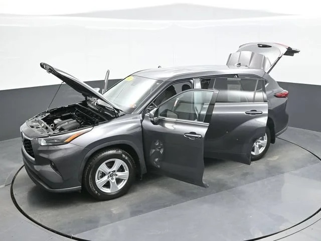 2022 Toyota Highlander LE - Photo 28