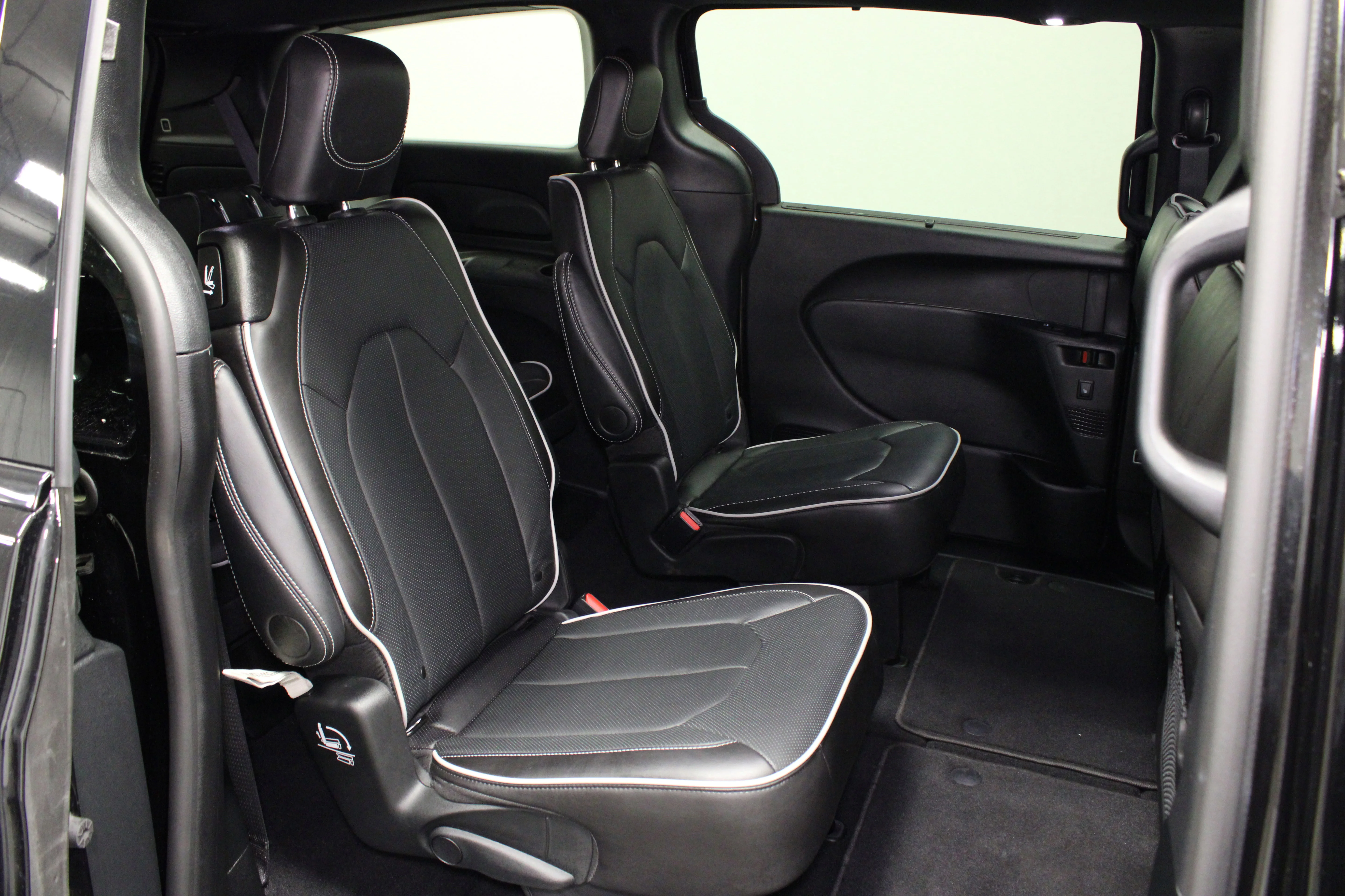 Used 2026 Diamond Black Crystal Pearlcoat Chrysler Limited image 16