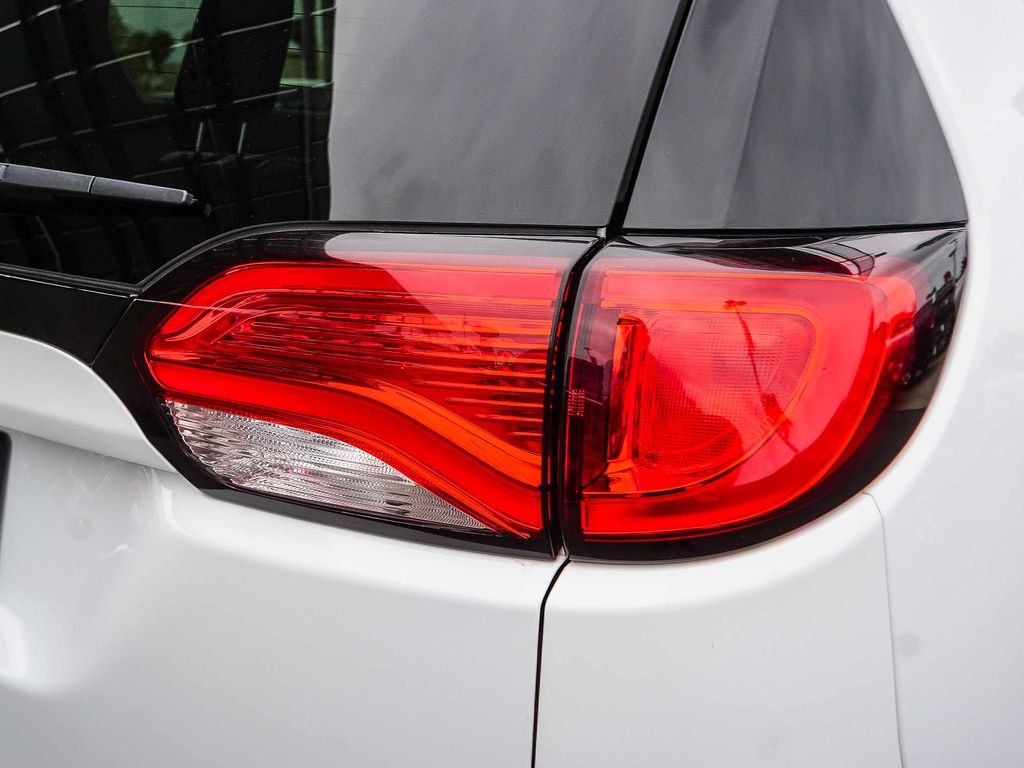 Used 2018 White Chrysler Limited image 8