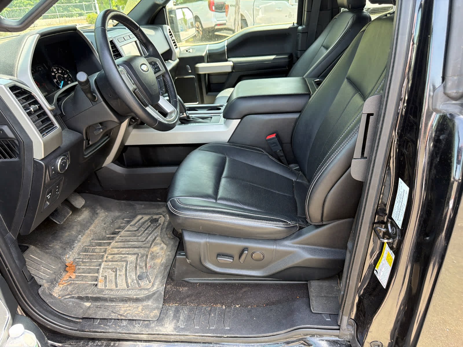 Used 2020 Agate Black Metallic Ford LARIAT image 11
