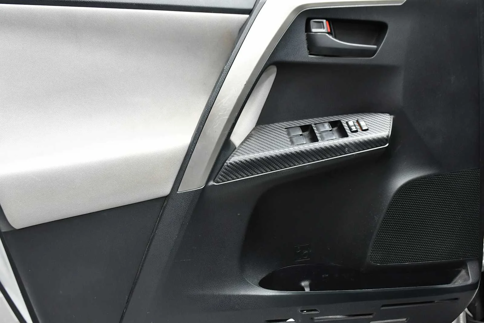 Used 2015 Classic Silver Metallic Toyota LE image 13