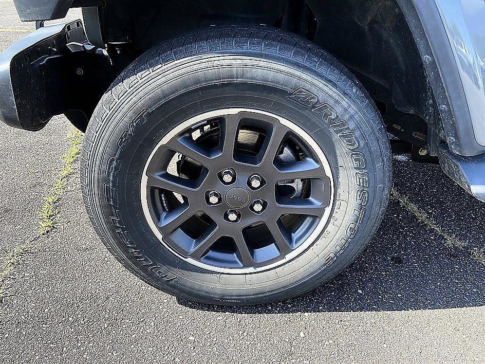 Used 2020 Sting-Gray Clearcoat Jeep Overland image 8