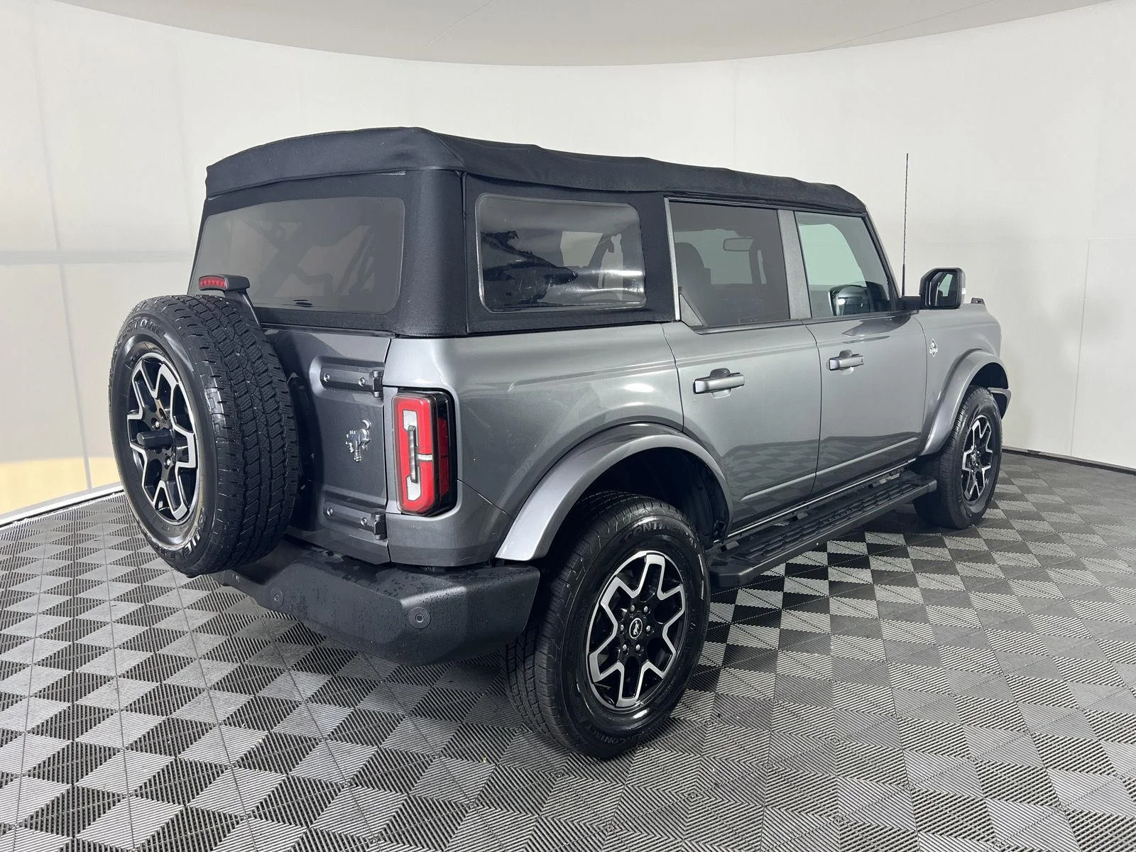 Used 2022 Gray Metallic Ford Outer Banks image 5