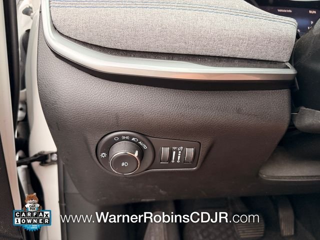 Used 2024 White Jeep Latitude image 31