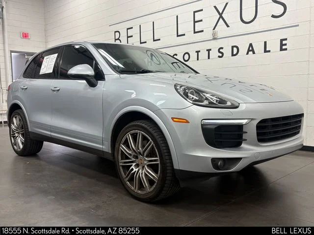 Used 2018  Porsche Base image 2