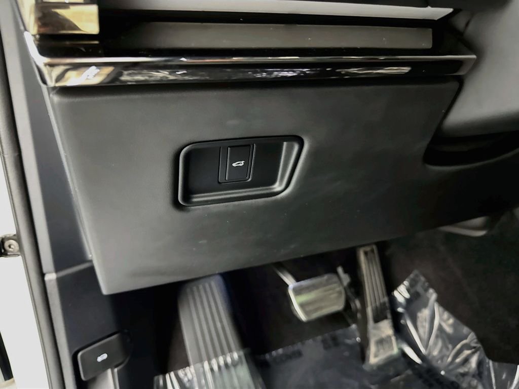 Used 2025 White Land Rover Dynamic SE image 10