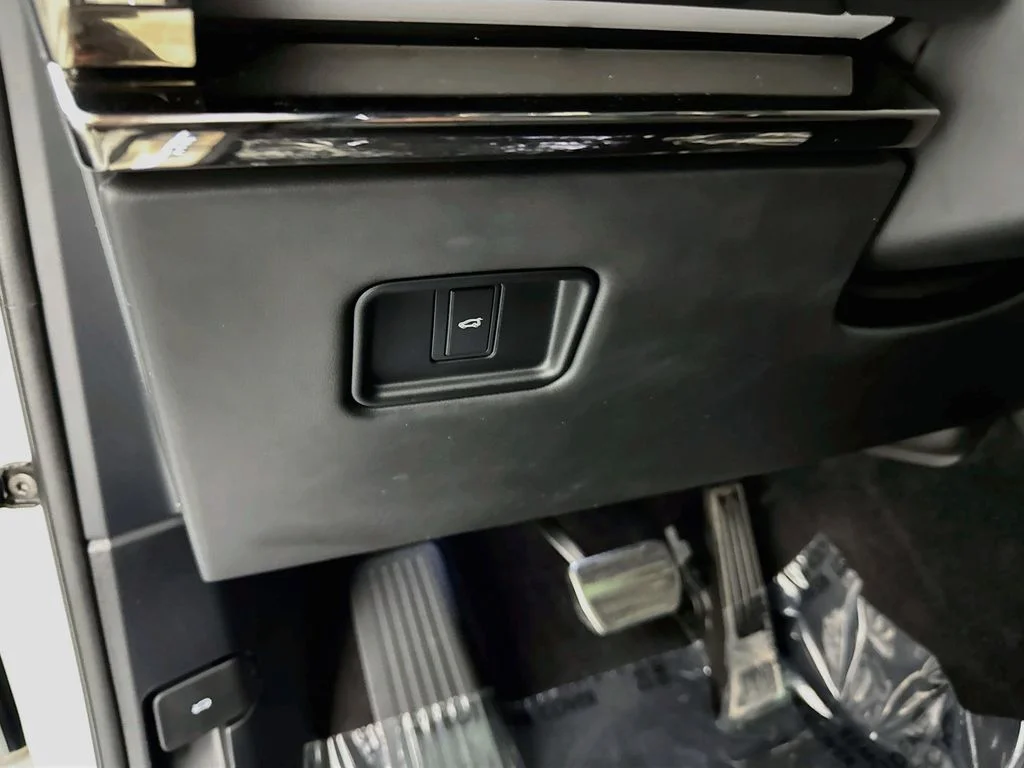 Used 2025 White Land Rover Dynamic SE image 10