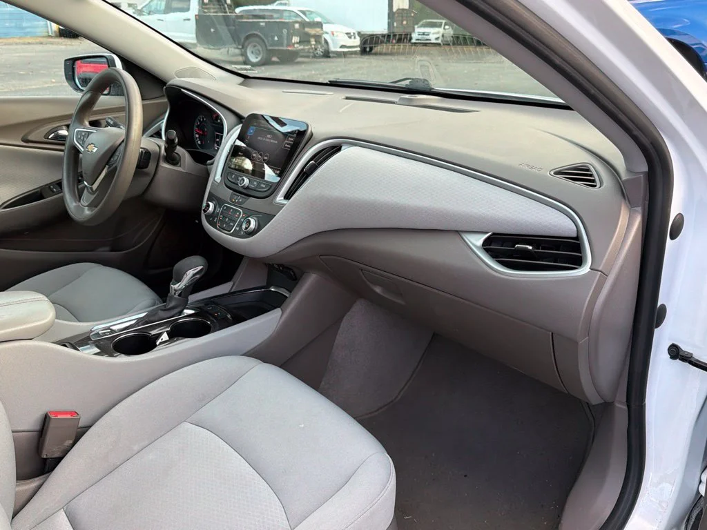 Used 2024 Summit White Chevrolet LT image 18