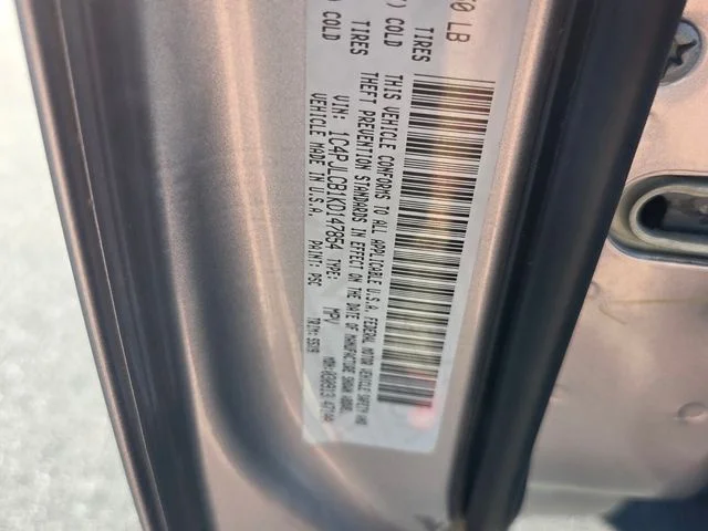 Used 2019 Silver Jeep Latitude image 18