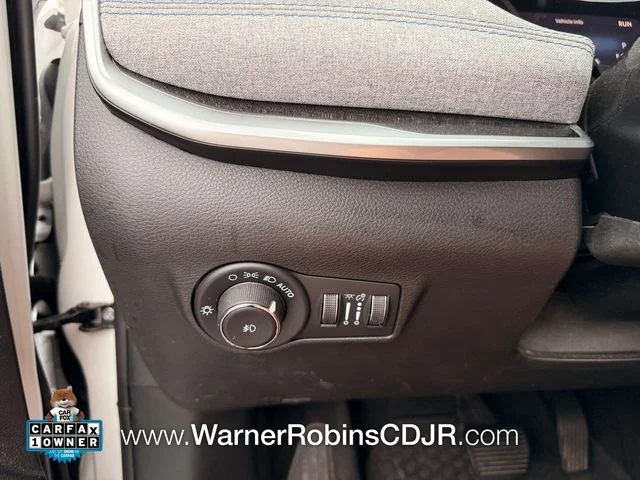 Used 2024 White Jeep Latitude image 31