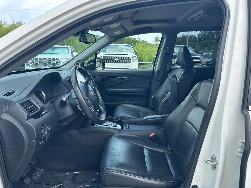 Used 2017  Honda Touring image 18