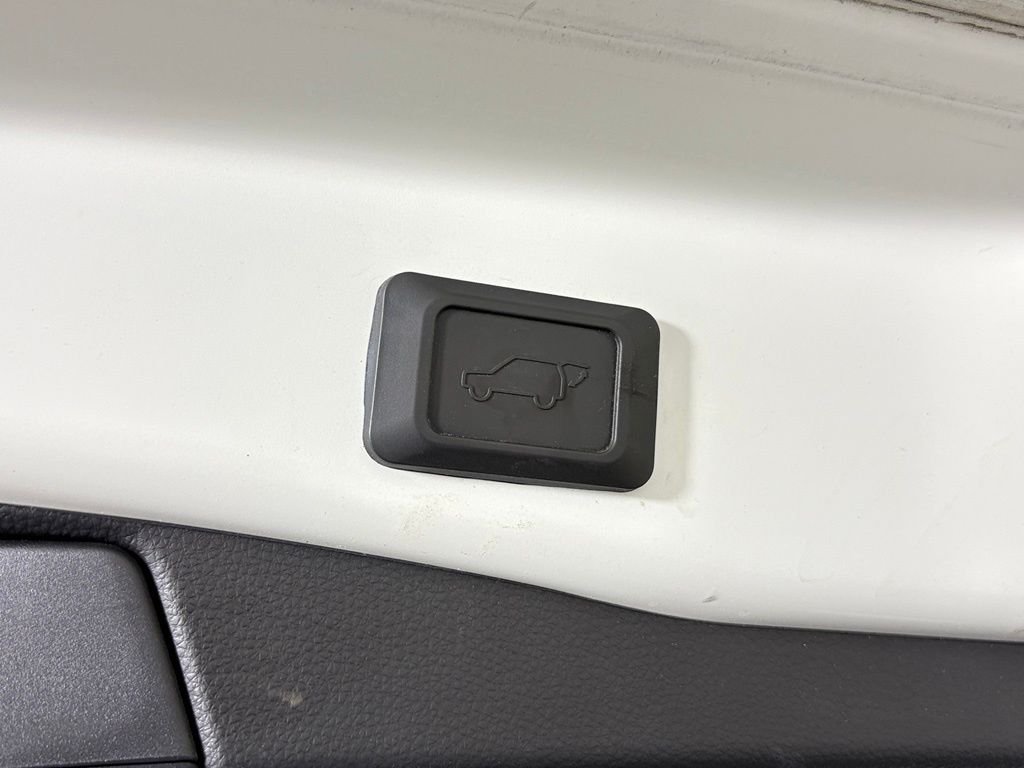 Used 2021 White Toyota XLE Premium image 39
