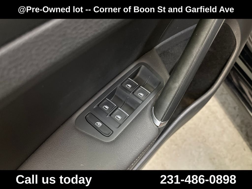 Used 2015  Volkswagen SEL image 14