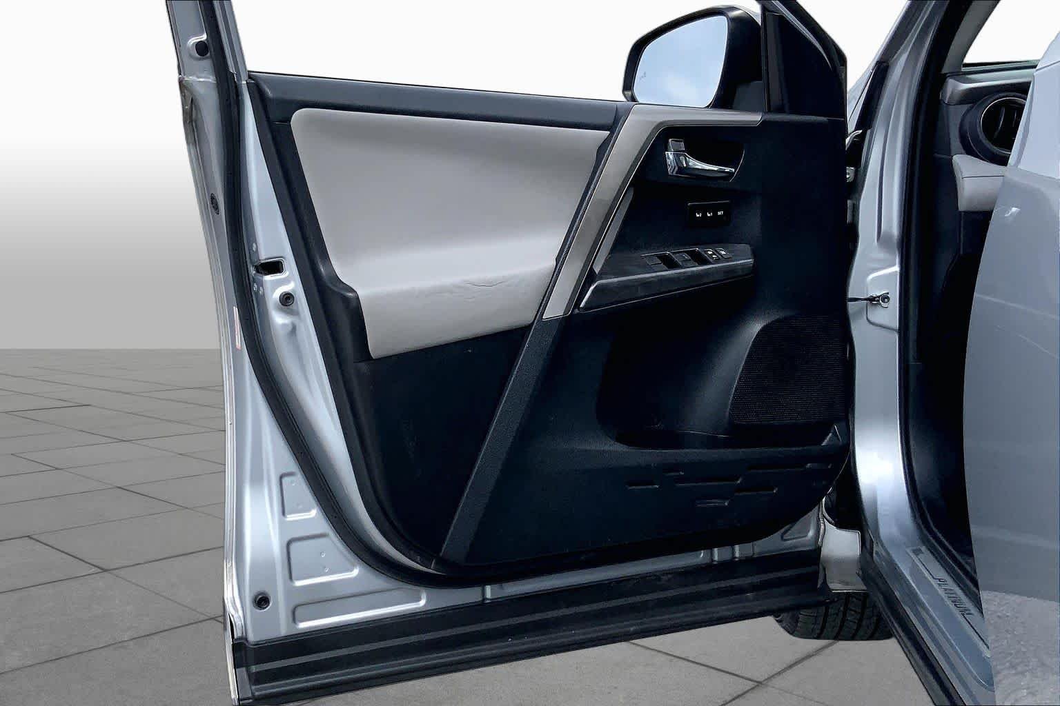 Used 2017 Silver Sky Metallic Toyota Platinum image 21