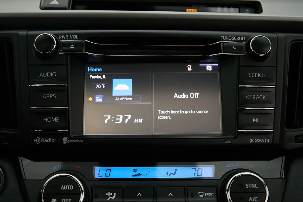Used 2018 White Toyota XLE image 29