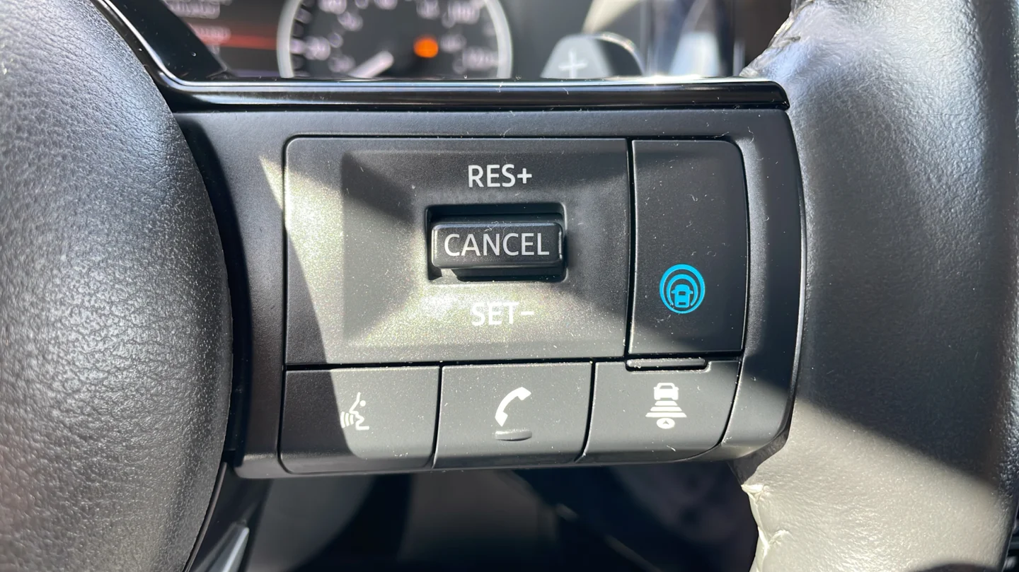 Used 2022 White Nissan SL image 27