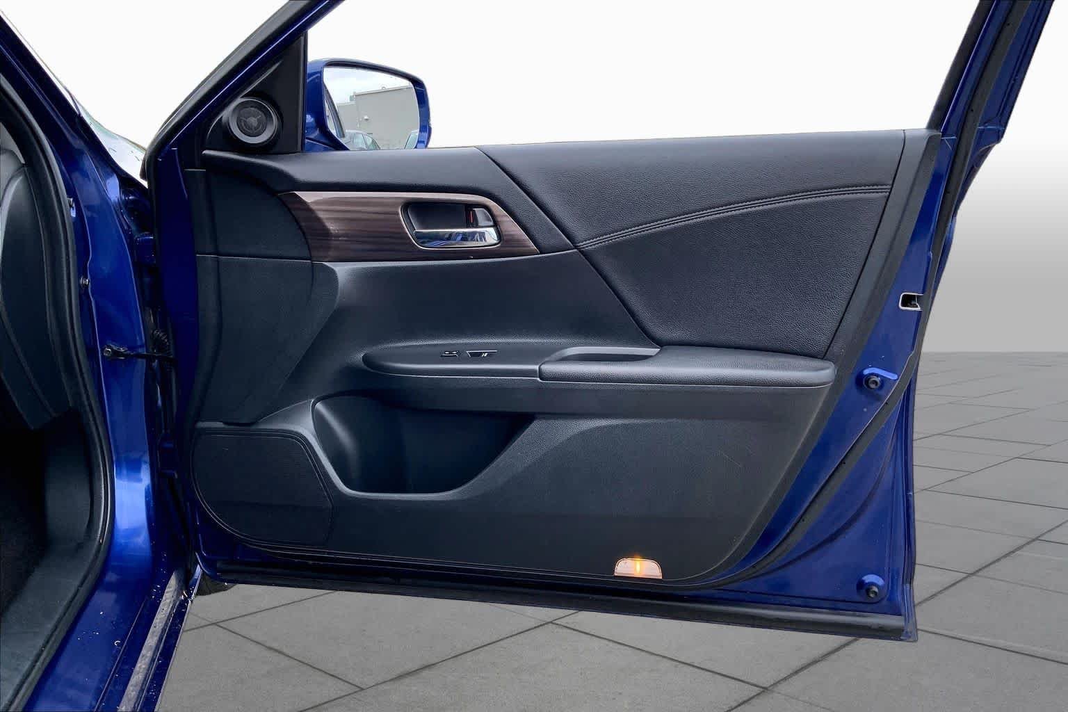 Used 2017 Blue Sky Metallic Honda  image 23