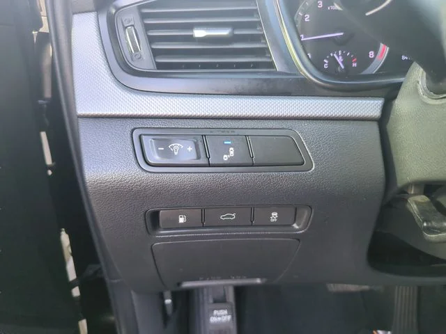 Used 2019 Black Hyundai SE image 26