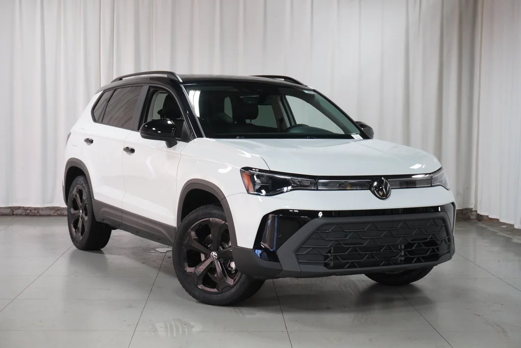 New 2027 Pure White w/Deep Black Roof Volkswagen 1.5T SE Black image 2