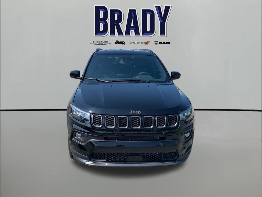 New 2026 Diamond Black Crystal Pearl-Coat Exterior Paint Jeep Latitude image 2