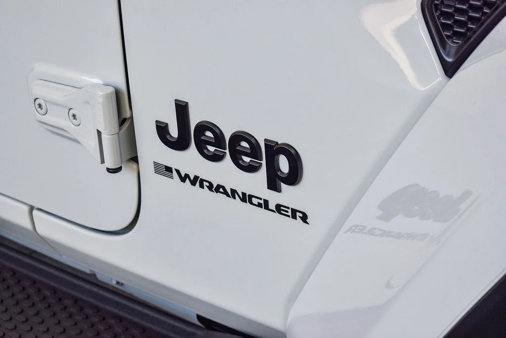 New 2025 Bright White Clear-Coat Exterior Paint Jeep Sahara image 9