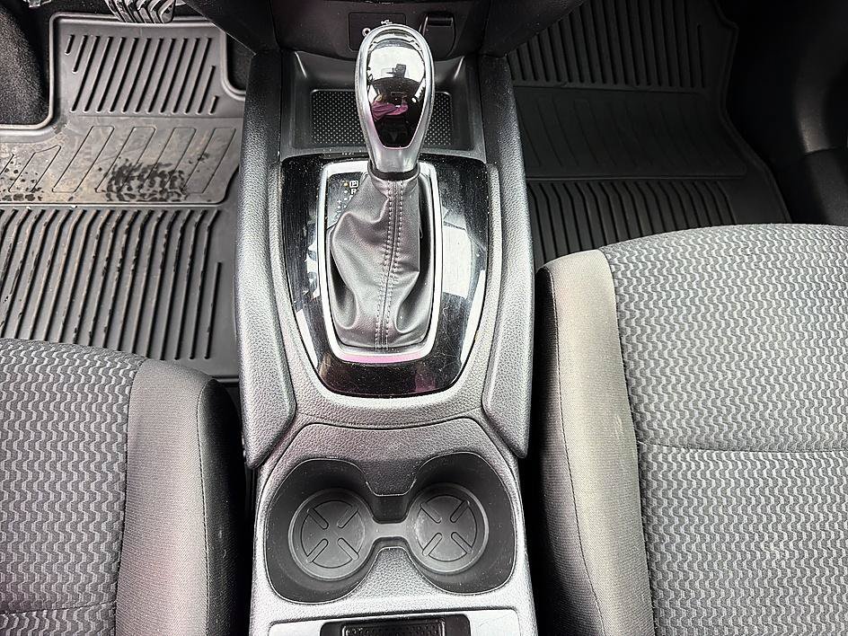 Used 2021 Glacier White Nissan S image 17