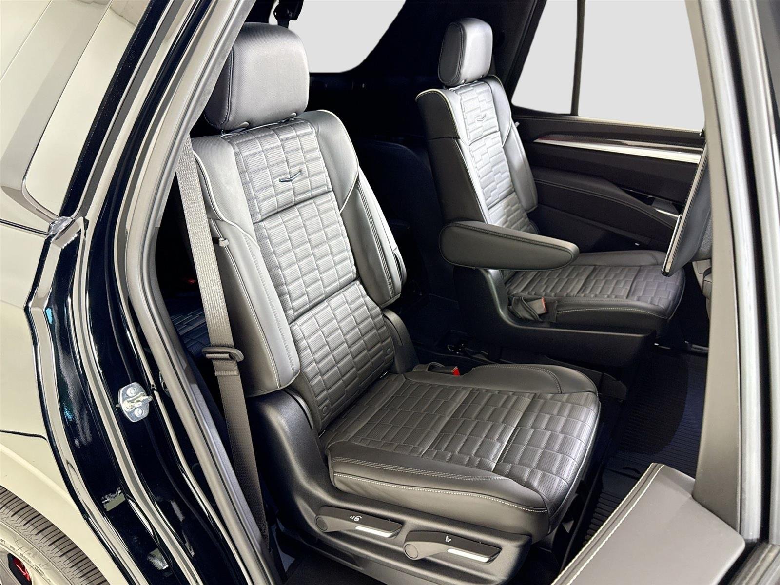 Used 2026 Black Raven Cadillac AWD V-Series | ONYX Pkg | Heated/Vented Seats image 31