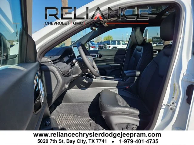 New 2026 Bright White Clearcoat Jeep Latitude image 10