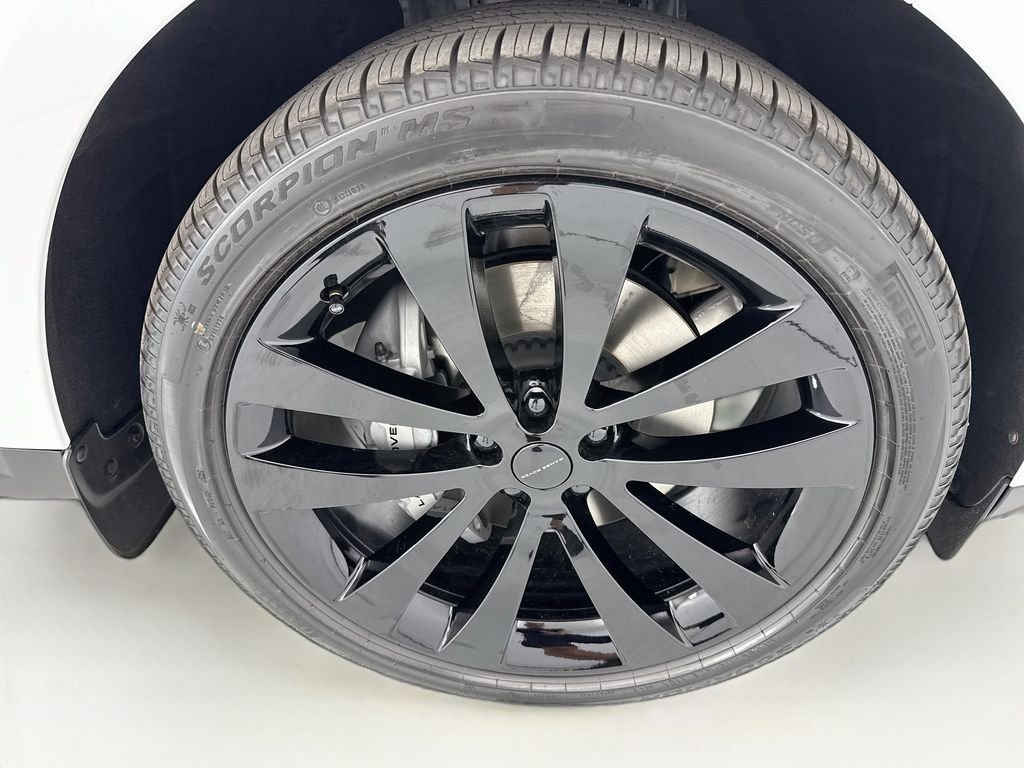 New 2026 Fuji White Land Rover SE image 32