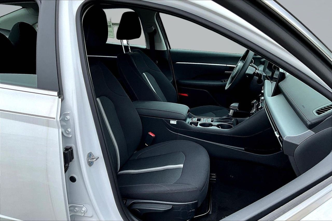 New 2026 White Hyundai SE image 30