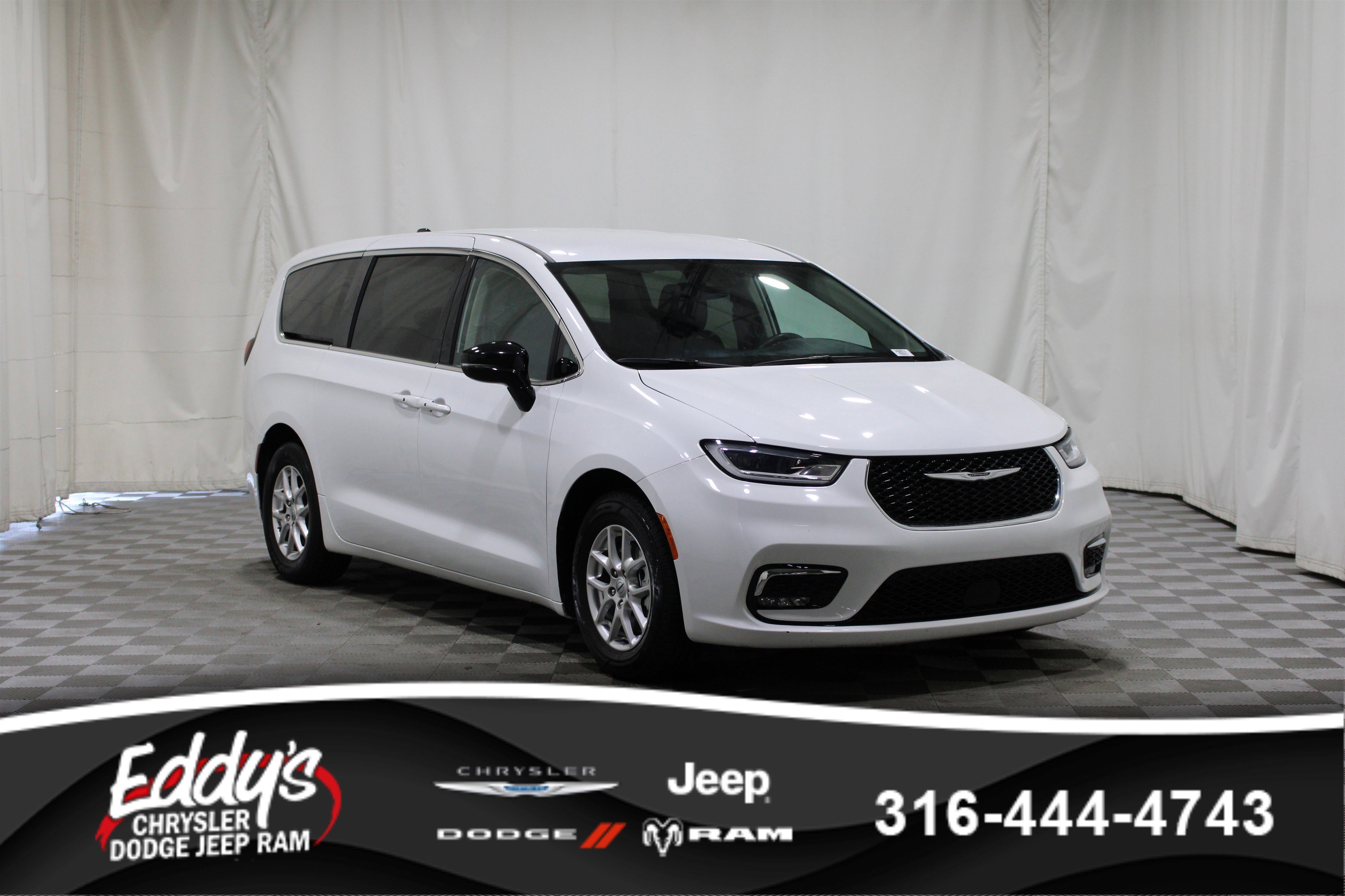 2024 Chrysler Pacifica Touring L's photo