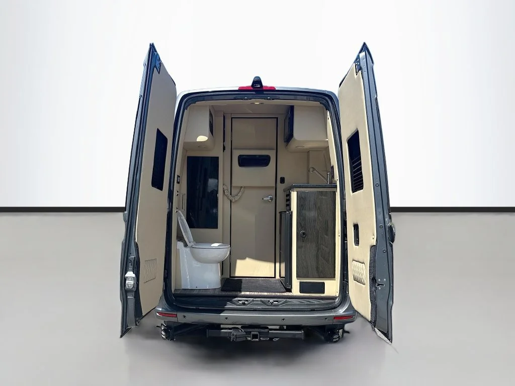Used 2022  Mercedes-Benz Cargo 144 WB image 9