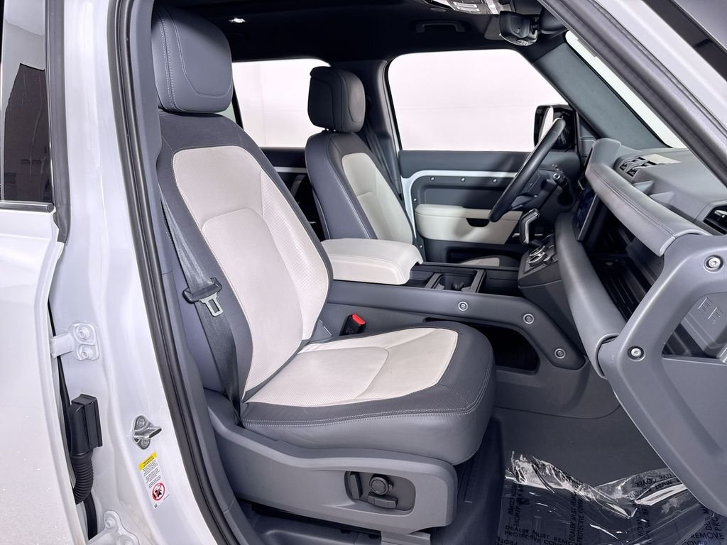 Used 2023 White Land Rover X-Dynamic SE image 22