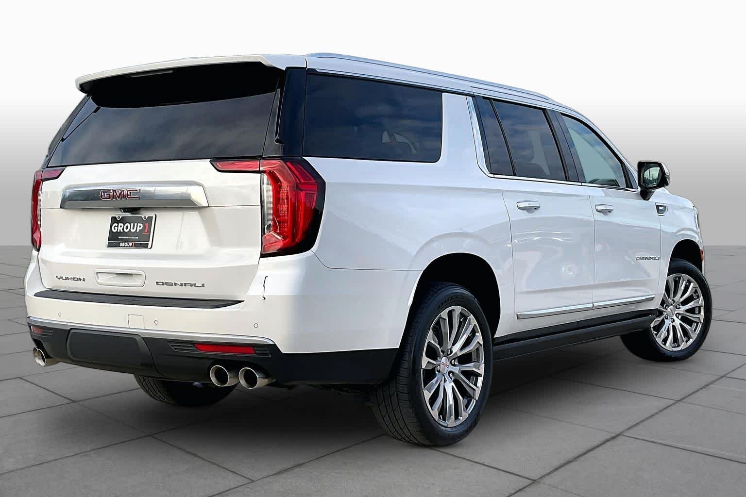 Used 2022 White Frost Tricoat GMC Denali image 13