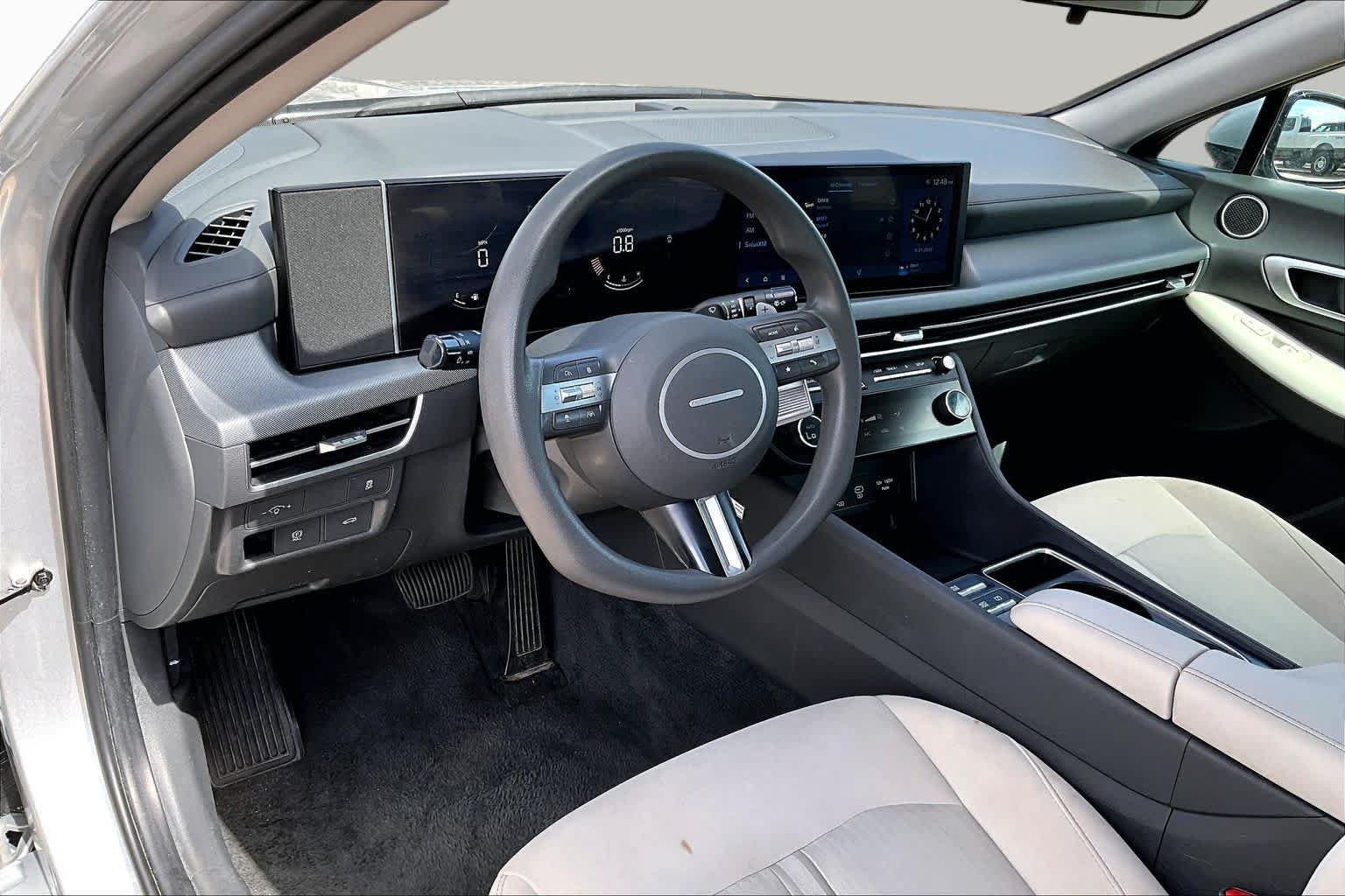 Used 2025 Aero Silver Hyundai SEL image 17