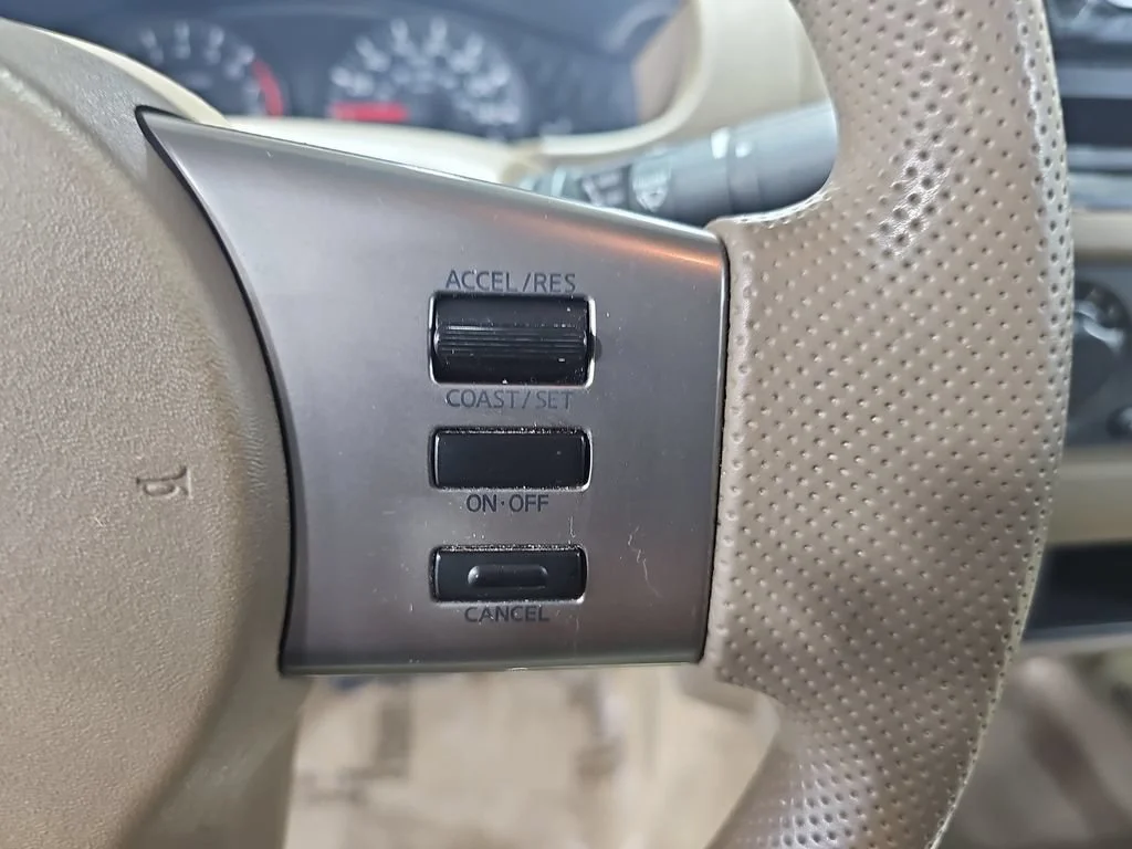 Used 2005 White Nissan SE image 21