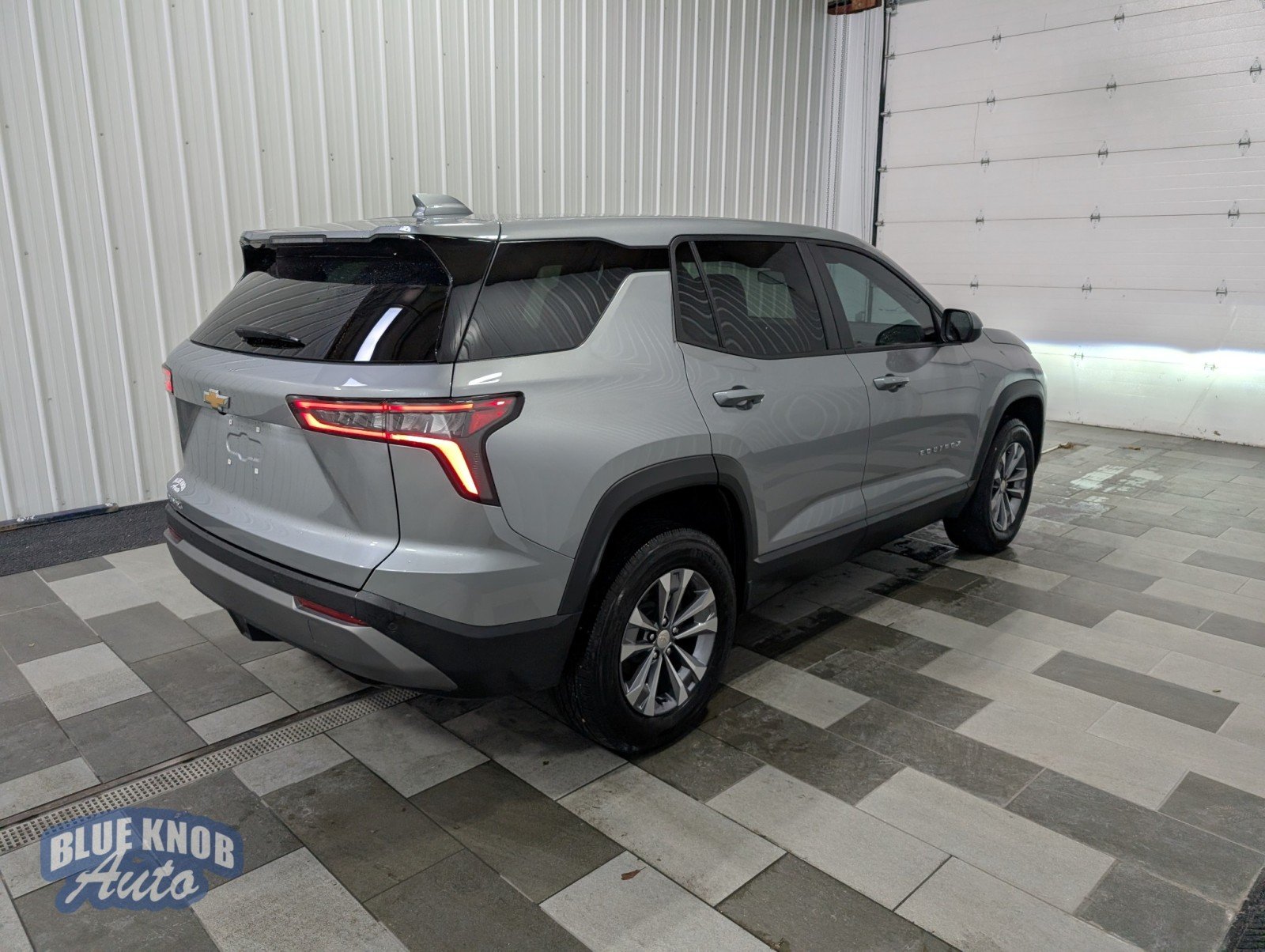 2025 Chevrolet Equinox LT photo 2