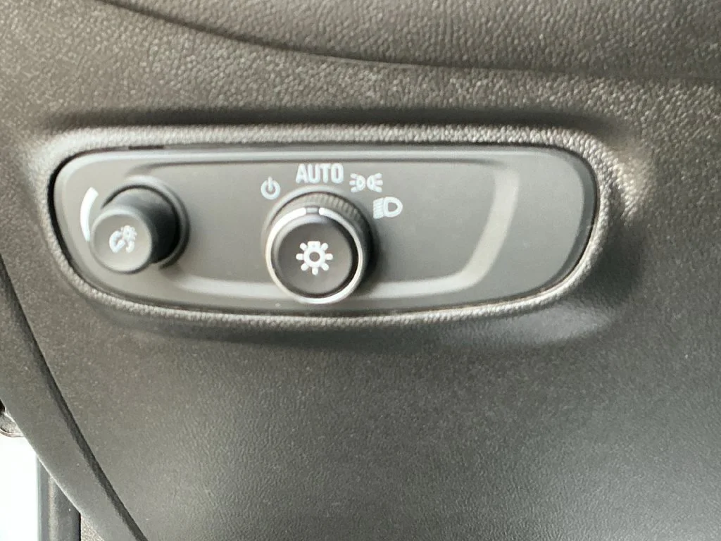 Used 2020 SUMMIT WHITE Chevrolet LT image 25